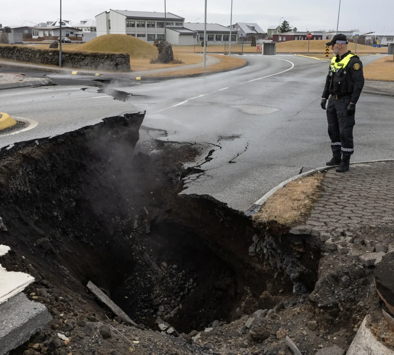 2023-11-15T170924Z_759958604_RC2QD4AECKC8_RTRMADP_3_ICELAND-VOLCANO